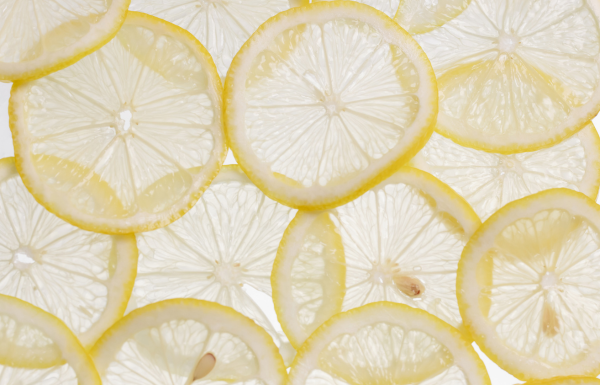 Vitamin C + Kakadu Plum → Brightens skin & boosts glow